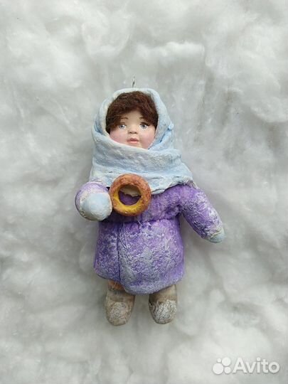 Ватная елочная игрушка девочка с бубликом