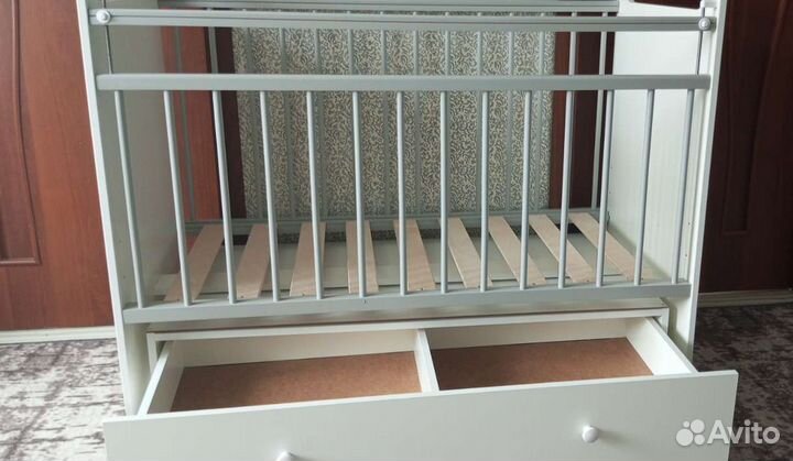 Детская кроватка с маятником и ящиком + комод