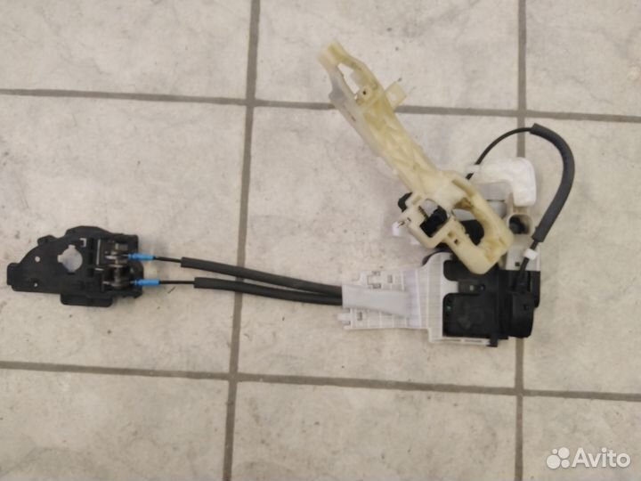 Замок двери передний левый Hyundai ix35 Tucson LM