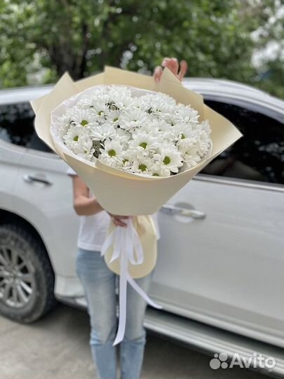 Большой букет ромашковых хризантем