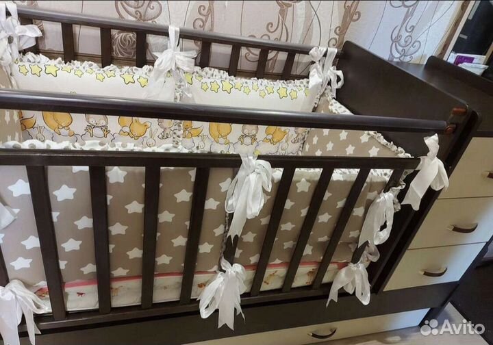 Детская кроватка с маятником