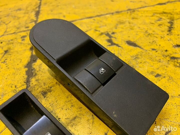 Кнопка стеклоподъемника Opel Astra H 2006-2014