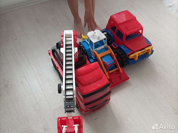 Джип, пожарная машина и трактор синий