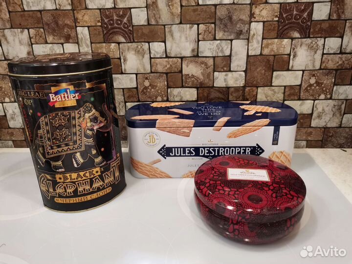 Большие и вместительные жестяные коробки