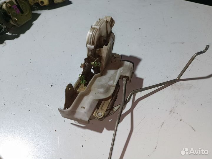 Замок двери передней правой галант 7