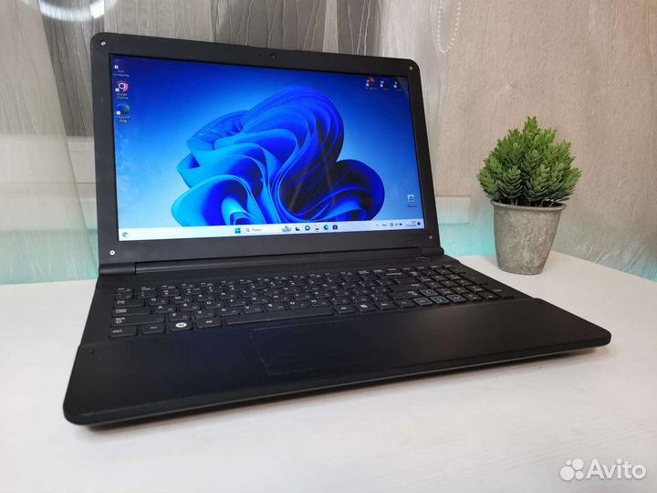 Ноутбук Samsung /i5 2410M/GT 520M/SSD/RAM 4GB