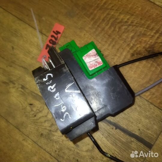 Замок двери передней левой Hyundai Solaris