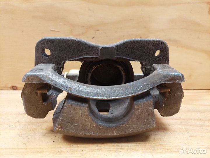 Суппорт передний левый Toyota Vitz KSP90 1krfe