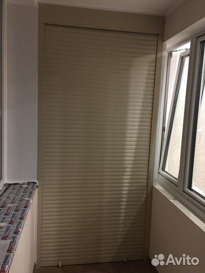 Шкаф с рольставнями на балкон на заказ