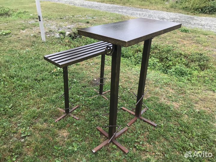 Стол и лавка на кладбище