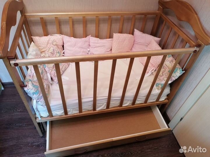 Детская кроватка с маятником и ящиком