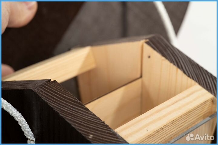 Деревянная кормушка для птиц с дозатором