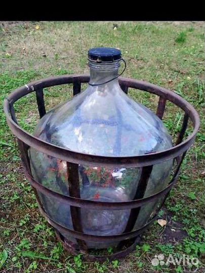 Бутыль стеклянная для вина или жидкости в корзине