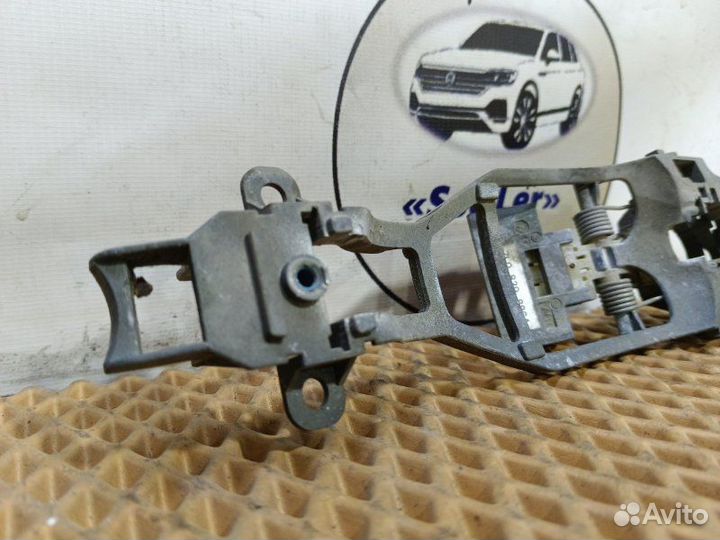 Кронштейн ручки двери правый Volkswagen Touareg GP