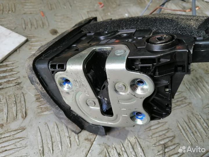 Замок задней двери левый Kia Rio 4