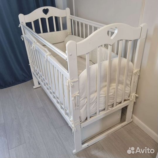 Детская кроватка с маятником и ящиком