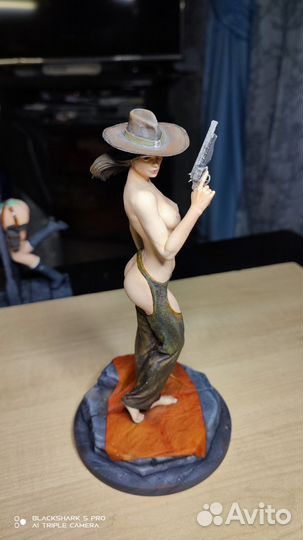 Фигурка женщины