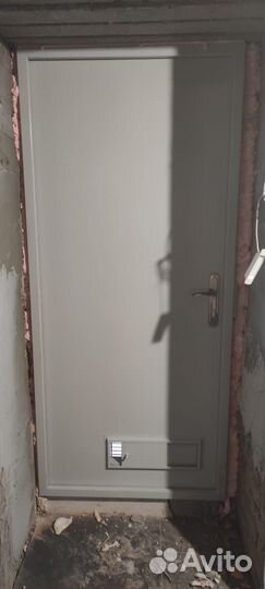 Дверь входная металлическая с вент решоткой