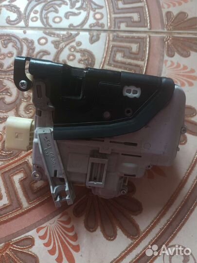 Замок передний,левый на фольцваген авди