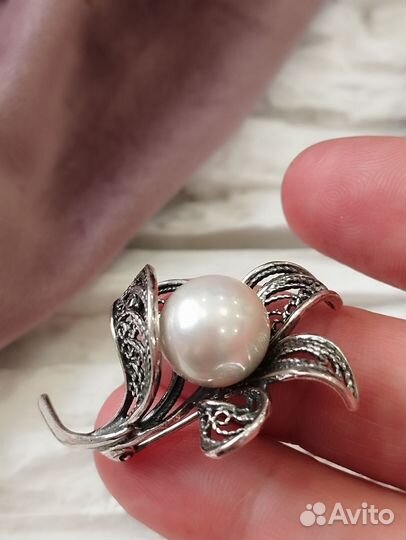 Брошь с жемчугом