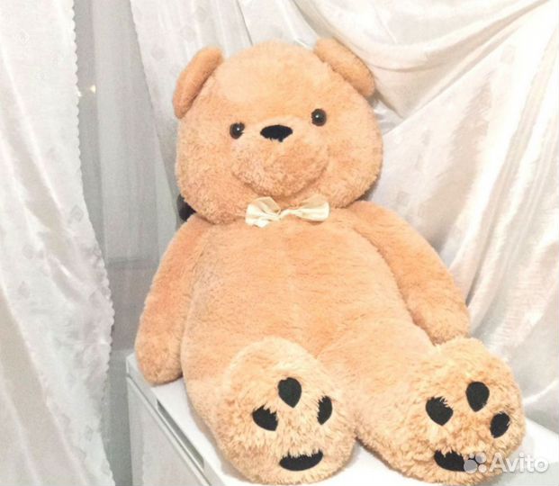 Большой плюшевый медведь