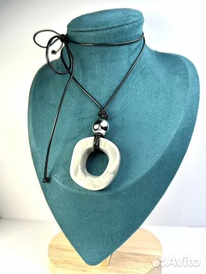 Кулон на шнурке