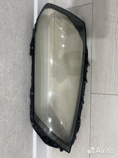 Стекло левой фары Volkswagen Passat B7