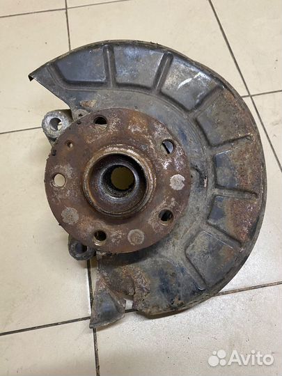 Кулак поворотный передний левый VW Passat B6