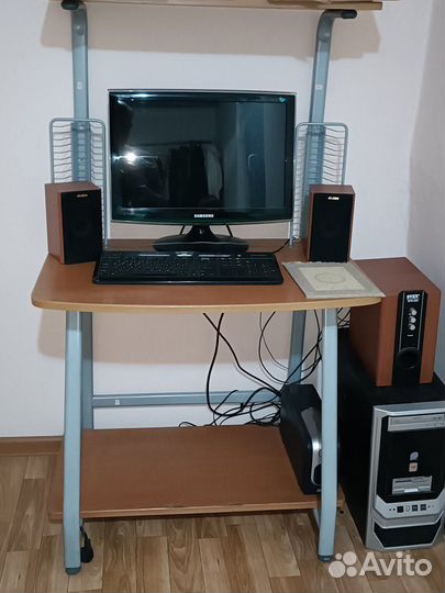 Компьютерный стол (в комплекте с компьютером)