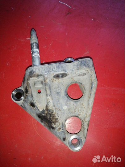 Кронштейн опоры двс правый Toyota Corolla E150