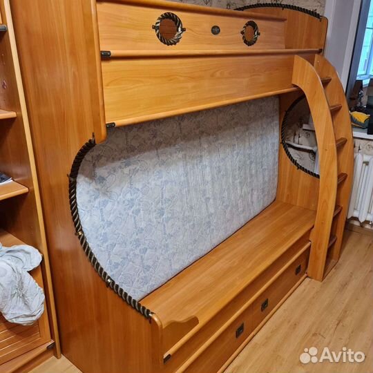 Двухъярусная кровать