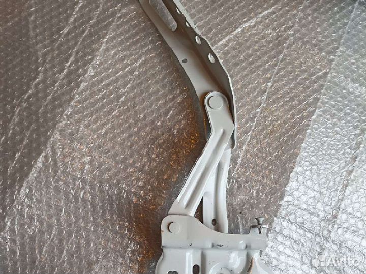 Петля капота правая Skoda Superb