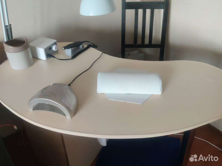 Маникюрный стол