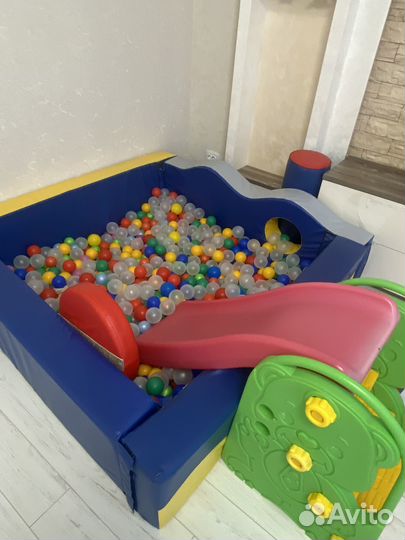 Бассейн с шариками и горкой