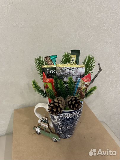 Подарок на праздник, кружка, сладости в чашке