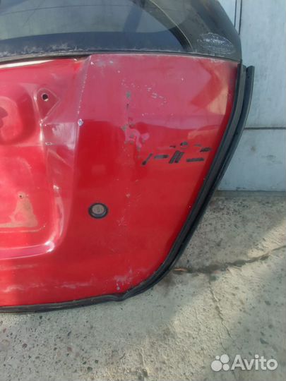 Задняя дверь багажника fit