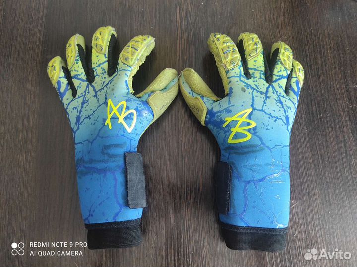 Футбольные вратарские перчатки