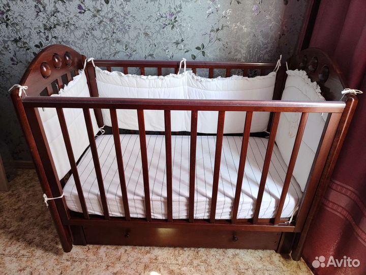 Деревянная детская кроватка и матрас