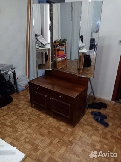 Трюмо с зеркалом