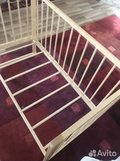 Детская кроватка с маятником