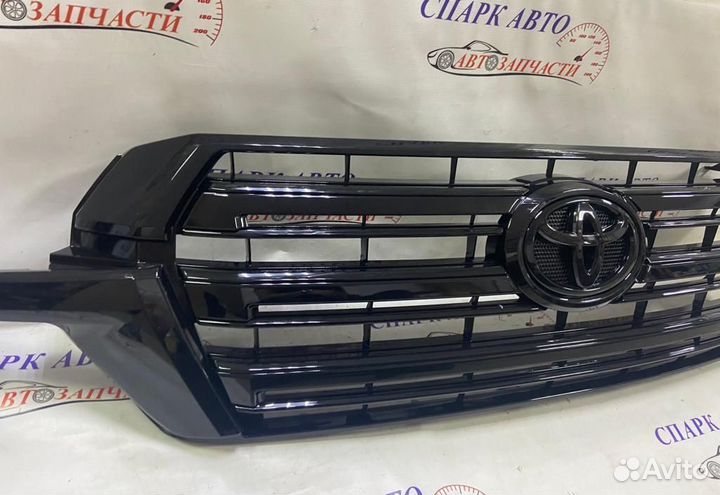 Решетка радиатора Land Cruiser 200 черная 2016
