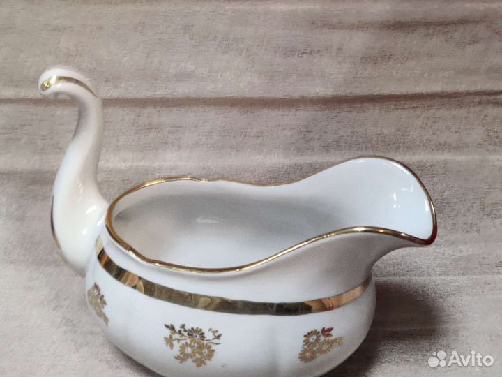 Большой и красивый соусник. Дулево