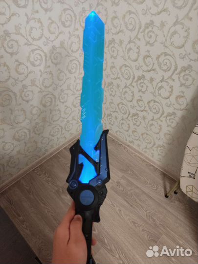 Игрушечный меч с подсветкой и звуком