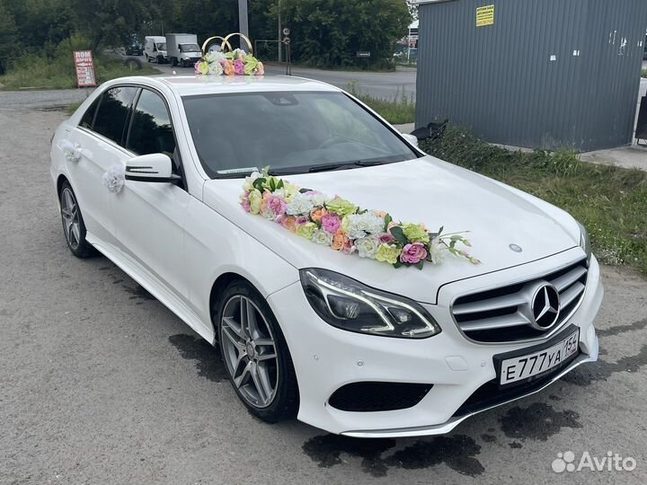 Свадебное украшение на машину уголок декор