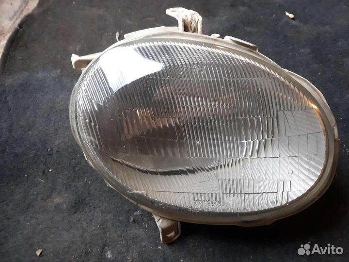 Фара передняя Celica st202