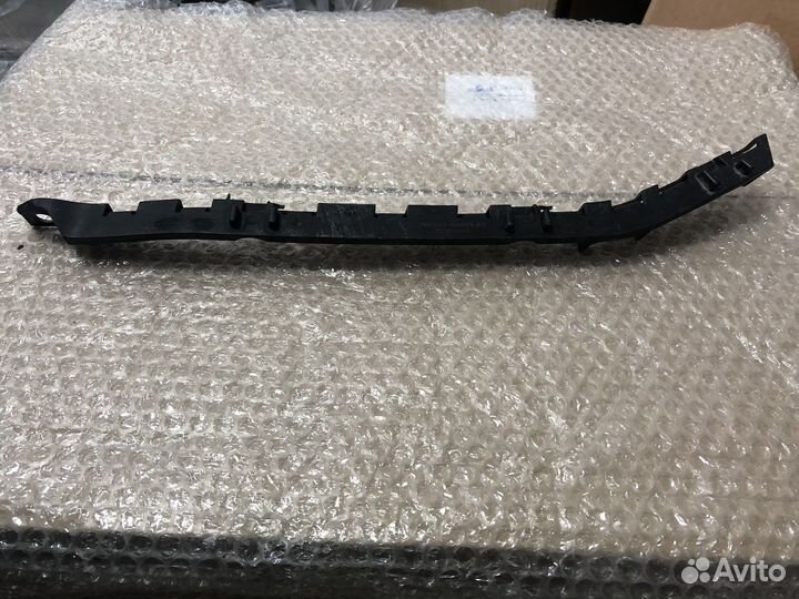 Направляющаяя задеего бампера правая на mercedec c