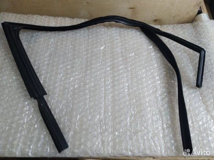 Уплотнитель стекла двери передний левый Opel