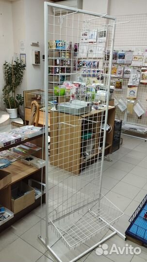 Стойка-решетка напольная с крючками и корзиной