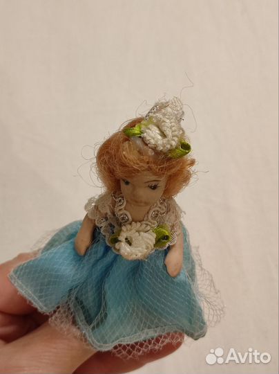 Кукла фарфоровая
