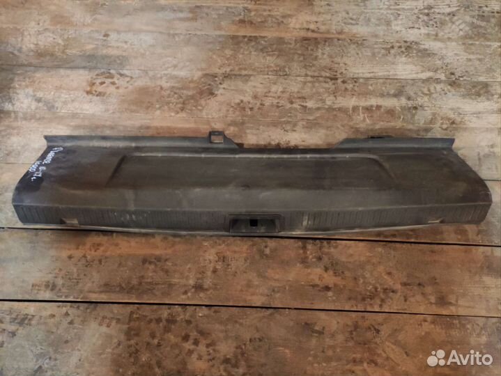 Пластиковый порог багажника Renault Fluence